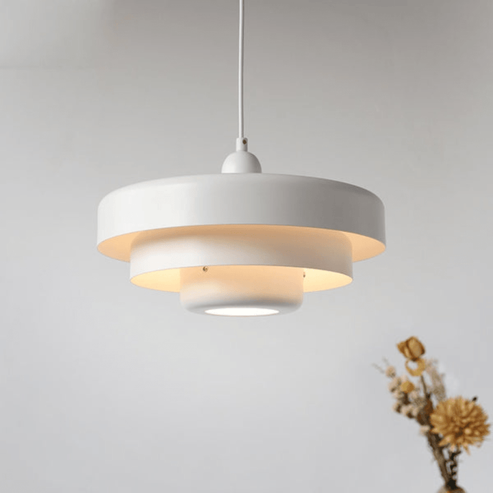 Wisząca lampa LED vintage, szkło i metal, ciepłe światło 2700K, elegancki design do ciepłego wnętrza.