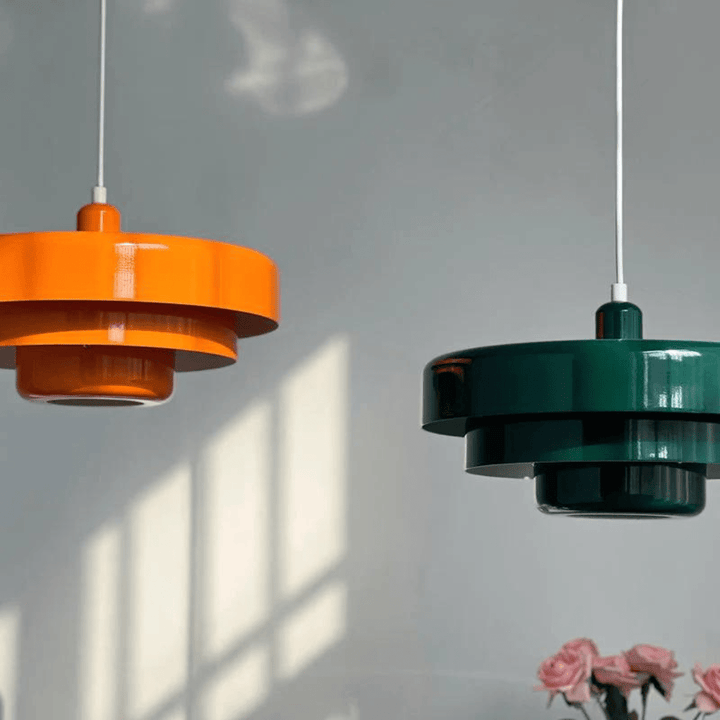 Wisząca lampa LED vintage, szkło i metal, ciepłe światło 2700K, elegancki design do ciepłego wnętrza.