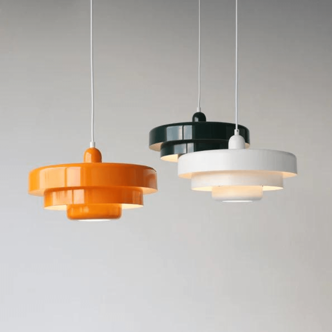 Wisząca lampa LED vintage, szkło i metal, ciepłe światło 2700K, elegancki design do ciepłego wnętrza.