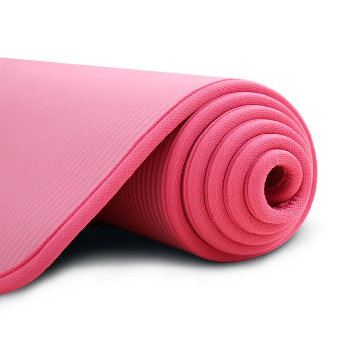 Antypoślizgowa mata do jogi, czarna, grubość 10 mm, zapewniająca maksymalny komfort podczas ćwiczeń jogi i pilates.