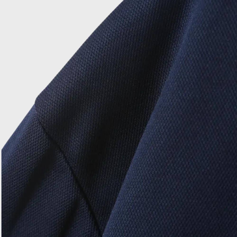 Męska koszulka z długim rękawem w kolorze czarnym, elegancki fason, miękki i oddychający materiał, idealna do eleganckich i wygodnych stylizacji.