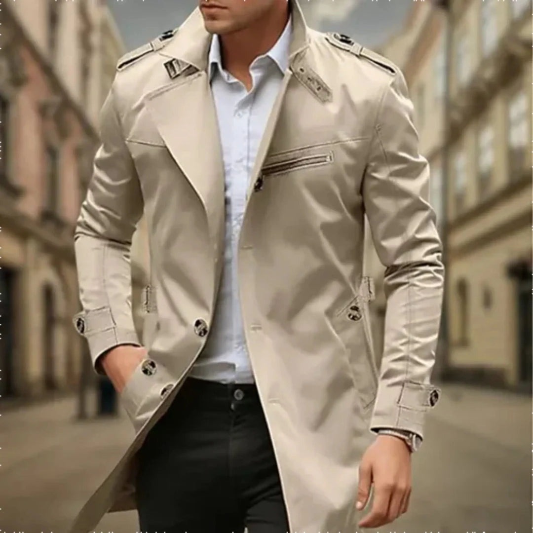 Elegancki męski płaszcz typu trench w kolorze beżowym, z dwurzędowym zapięciem, idealny do biura i na miasto.