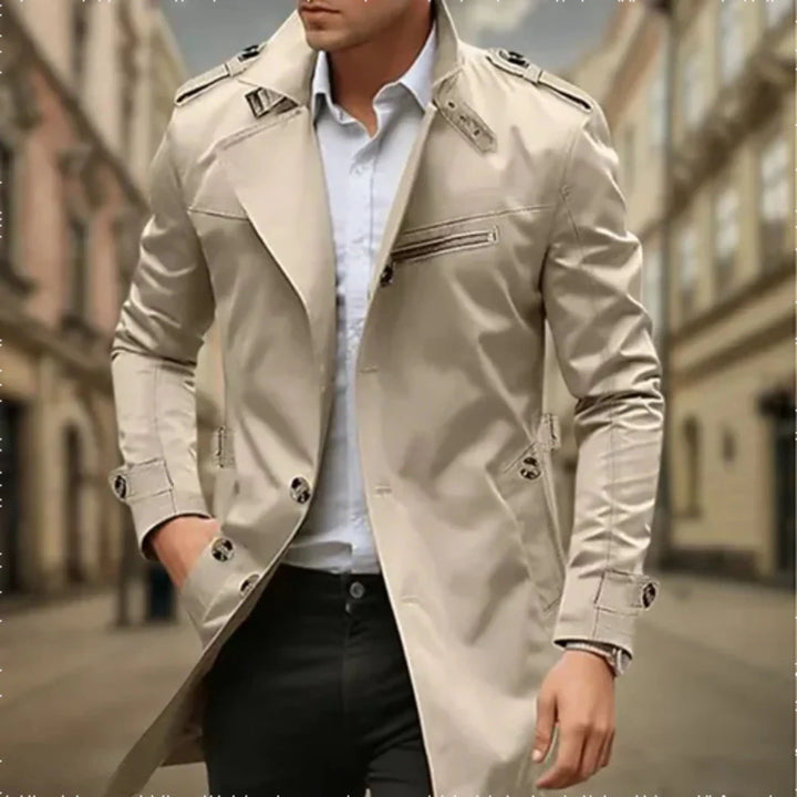 Elegancki męski płaszcz typu trench w kolorze beżowym, z dwurzędowym zapięciem, idealny do biura i na miasto.