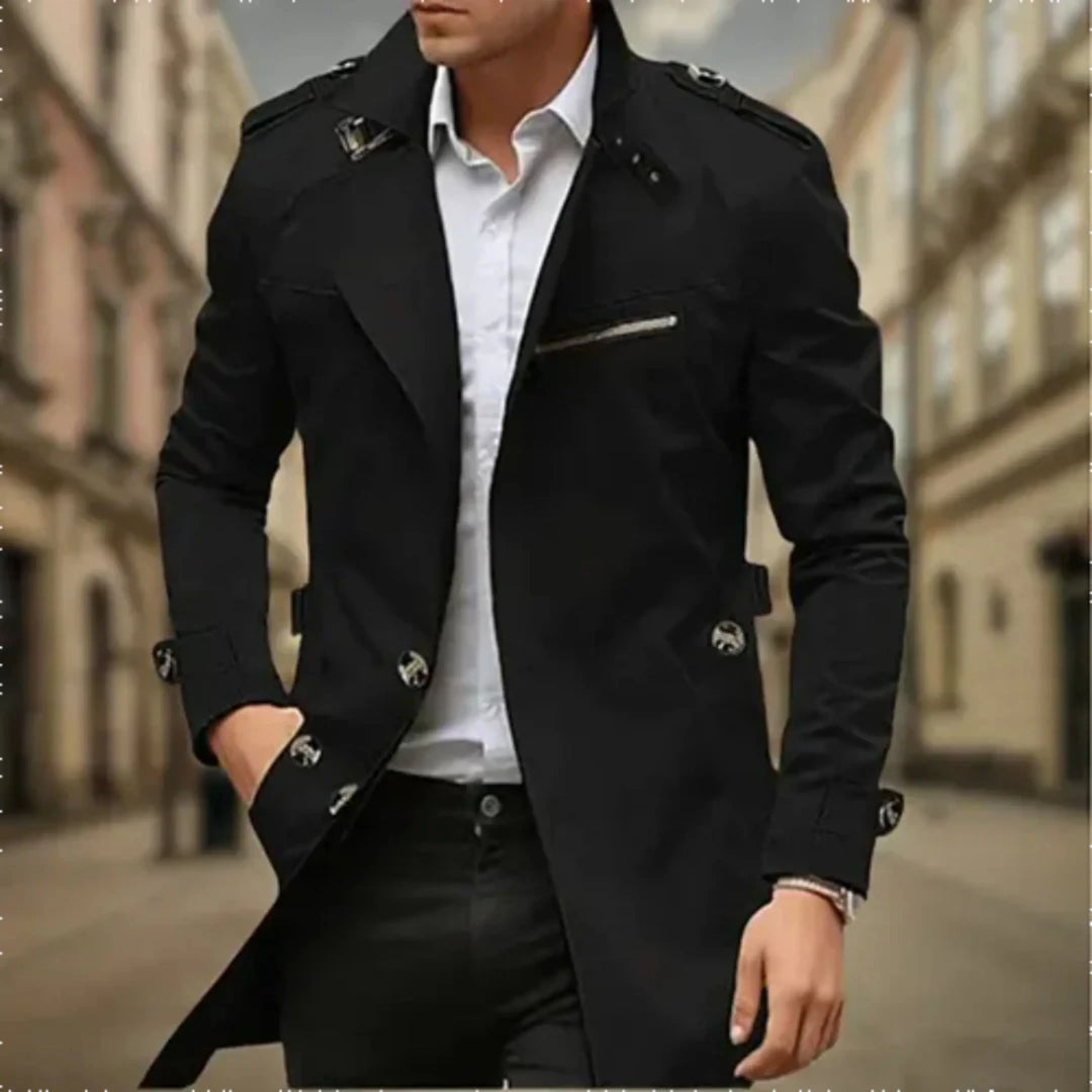 Męski płaszcz przeciwdeszczowy typu trench, dwurzędowy, elegancki beżowy, do formalnych stylizacji i ochrony przed deszczem.