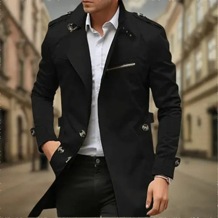 Męski płaszcz przeciwdeszczowy typu trench, dwurzędowy, elegancki beżowy, do formalnych stylizacji i ochrony przed deszczem.