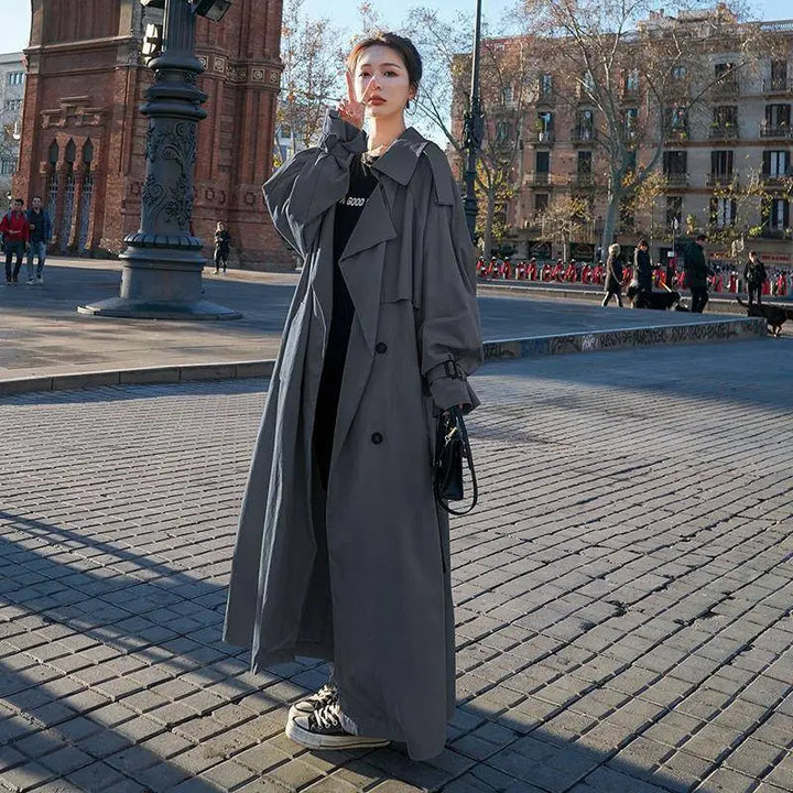 Długi trencz oversize dla kobiet, stylowy i elegancki, wysokiej jakości tkanina w kolorze khaki, wyrafinowany i wygodny wygląd.
