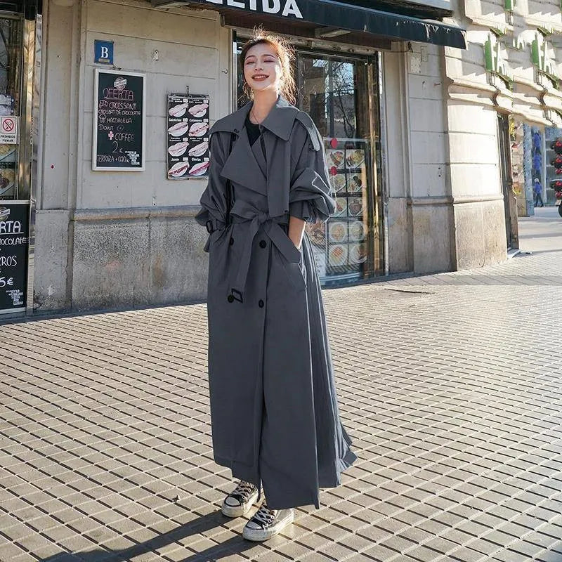 Długi trencz oversize dla kobiet, stylowy i elegancki, wysokiej jakości tkanina w kolorze khaki, wyrafinowany i wygodny wygląd.