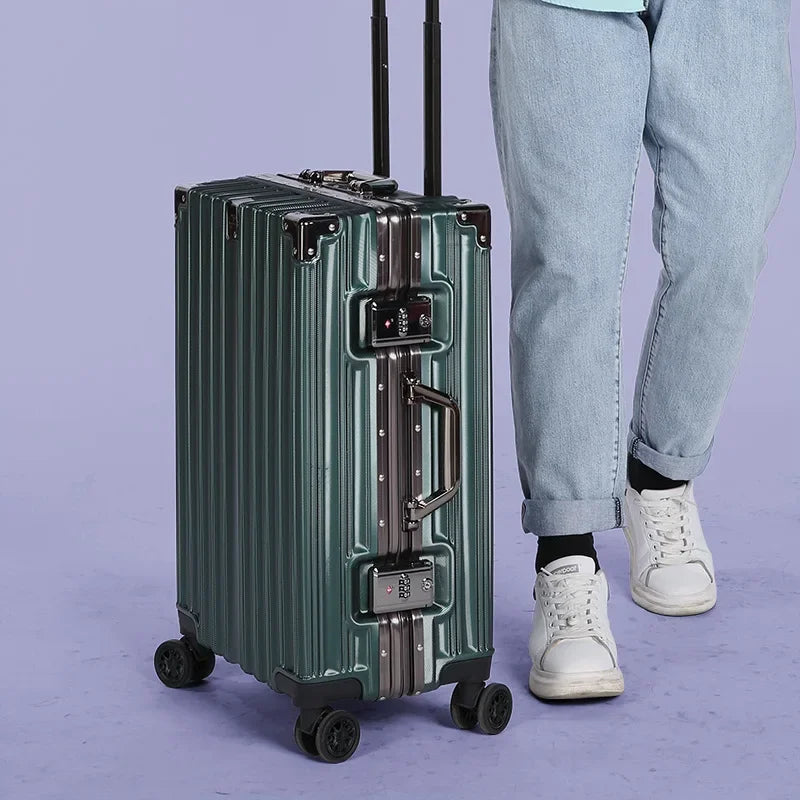 Lekka walizka podróżna Reykjavik z twardego ABS PC i aluminiową ramą, dla komfortu podróżowania.