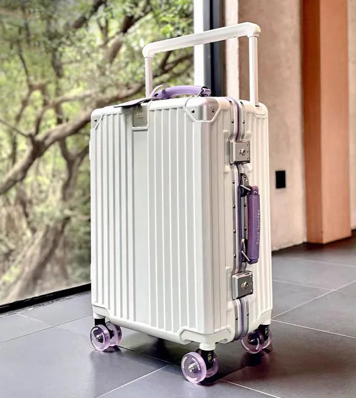 Walizka podróżna unisex Valencia Voyager z boku. Twardy, lekki bagaż idealny na krótkie i długie podróże.