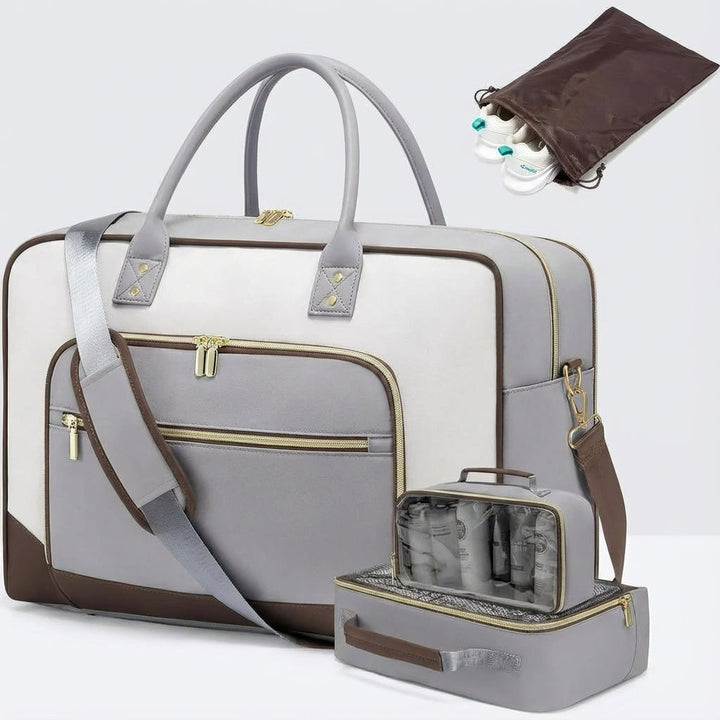 Przestronna torba podróżna duffel CarrySmart, idealna na weekendowy wyjazd, z łatwym dostępem do wnętrza.