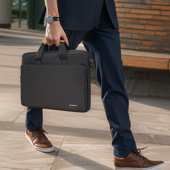 Elegancka torba na komputer wodoodporna, z miękką wyściółką ochronną 360°.