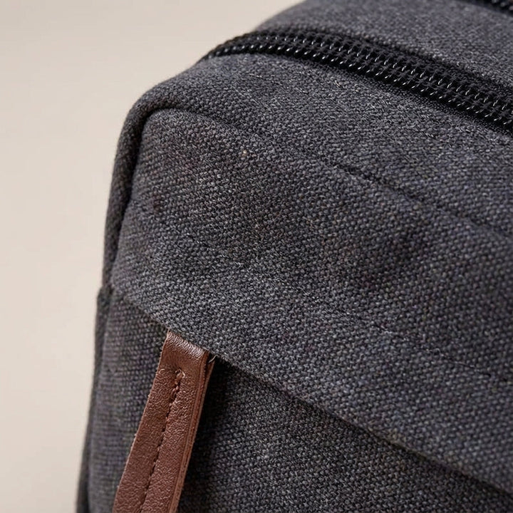 Elegancka torba na kosmetyki, wypełniona produktami do makijażu, gotowa na każdą podróż.