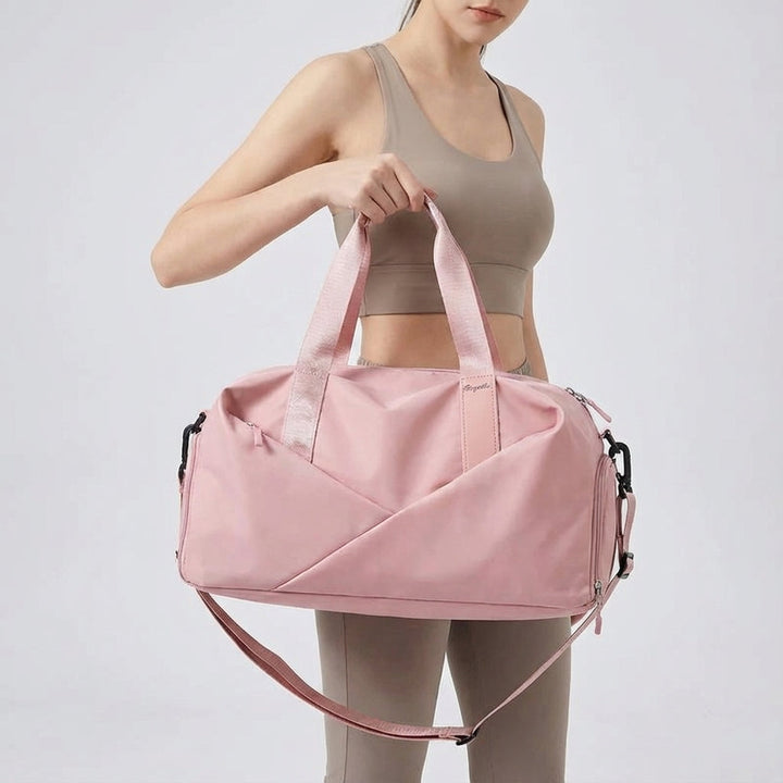 Elegancka torba Movella: gymbag i podróżna. Czarna, z regulowanym paskiem na ramię, do codziennego użytku.