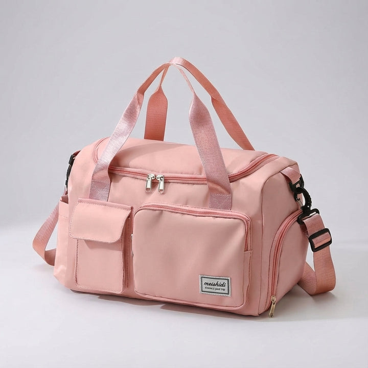Elegancka czarna torba duffel Travellea, wodoodporna, nylonowa, idealna na podróż służbową lub weekendowy wypad.