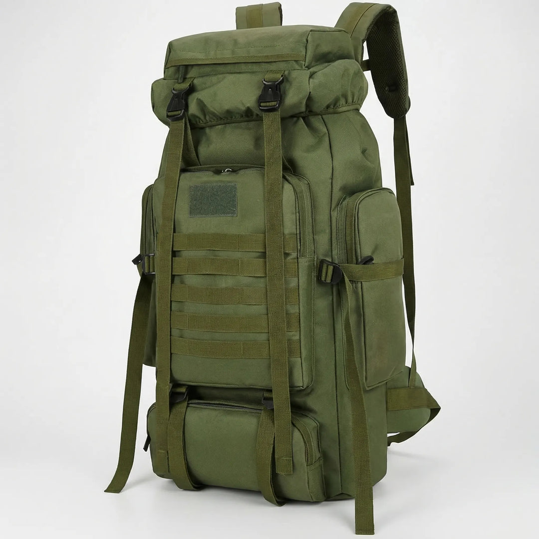 Plecak outdoorowy 100L na tle gór, idealny do długich wypraw i survivalu w trudnym terenie.