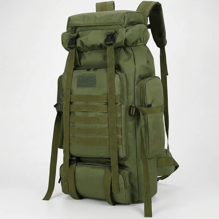 Plecak outdoorowy 100L na tle gór, idealny do długich wypraw i survivalu w trudnym terenie.