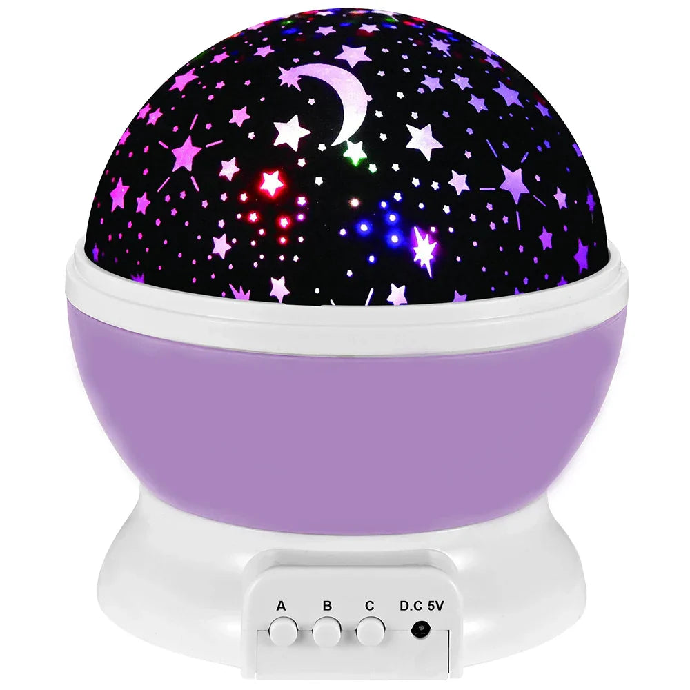 Lampka nocna dla dzieci z projekcją gwiazd na suficie, tworząca kojącą atmosferę, dostępna w kolorach: niebieskim, fioletowym, czarnym i różowym do pokoju dziecka.