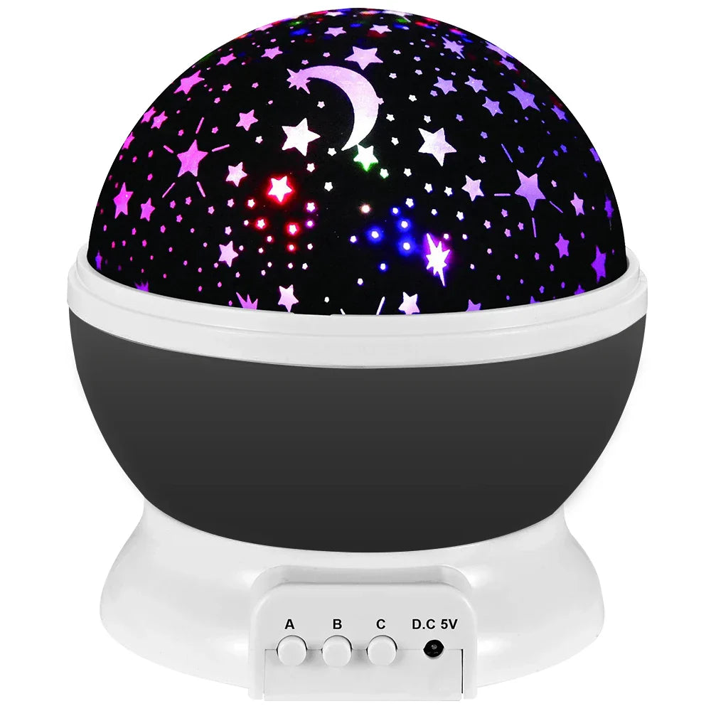 Lampka nocna dla dzieci z projekcją gwiazd na suficie, tworząca kojącą atmosferę, dostępna w kolorach: niebieskim, fioletowym, czarnym i różowym do pokoju dziecka.