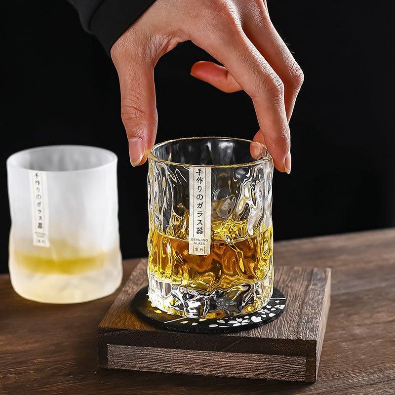 Widok z przodu szklanki do whisky Edo Kiriko Glacier z geometrycznymi lodowymi motywami, elegancki i wyrafinowany japoński styl.