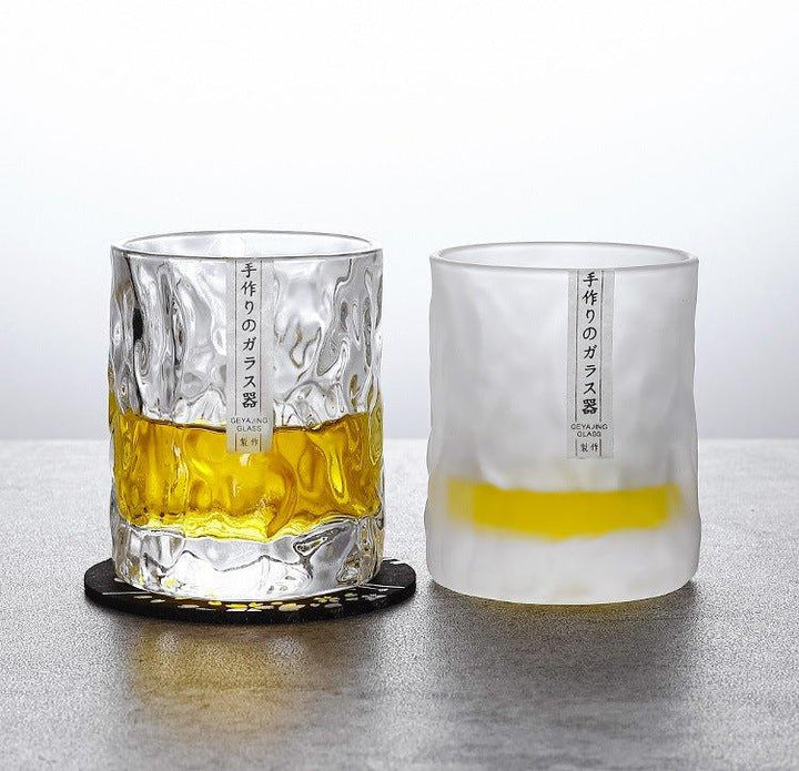 Widok z przodu szklanki do whisky Edo Kiriko Glacier z geometrycznymi lodowymi motywami, elegancki i wyrafinowany japoński styl.