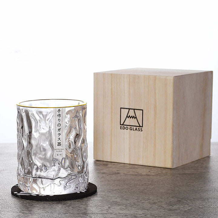 Widok z przodu szklanki do whisky Edo Kiriko Glacier z geometrycznymi lodowymi motywami, elegancki i wyrafinowany japoński styl.