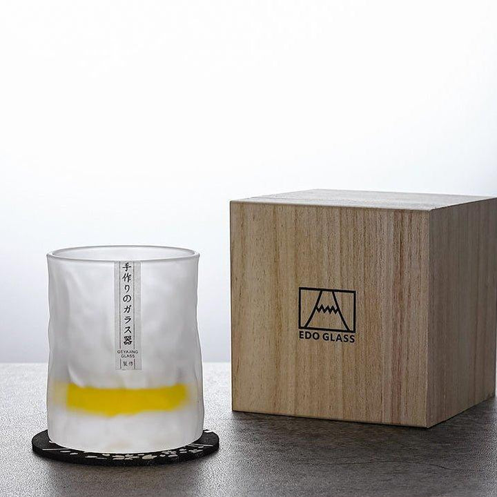Widok z przodu szklanki do whisky Edo Kiriko Glacier z geometrycznymi lodowymi motywami, elegancki i wyrafinowany japoński styl.