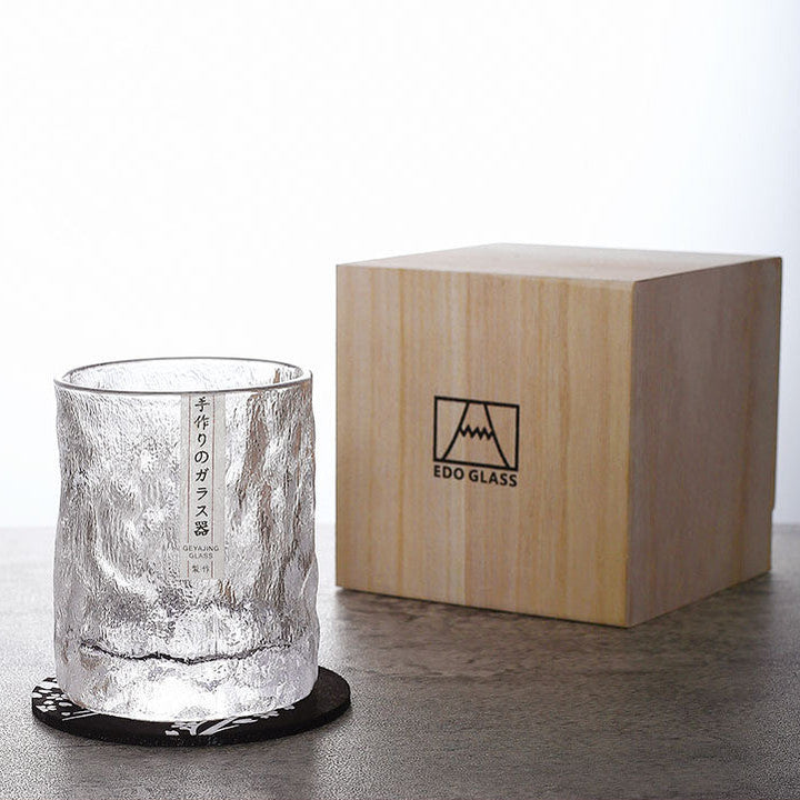 Widok z przodu szklanki do whisky Edo Kiriko Glacier z geometrycznymi lodowymi motywami, elegancki i wyrafinowany japoński styl.