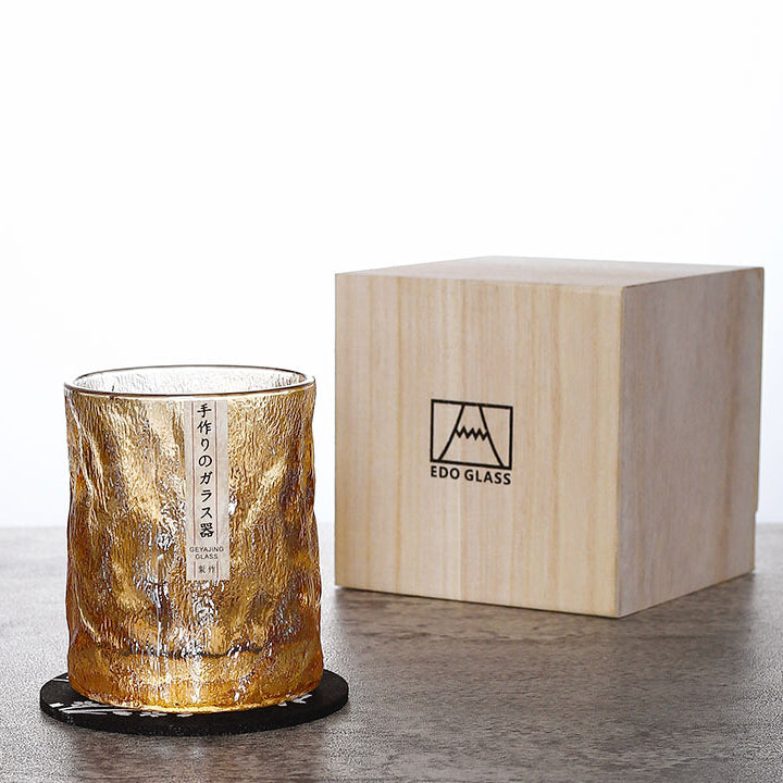 Widok z przodu szklanki do whisky Edo Kiriko Glacier z geometrycznymi lodowymi motywami, elegancki i wyrafinowany japoński styl.