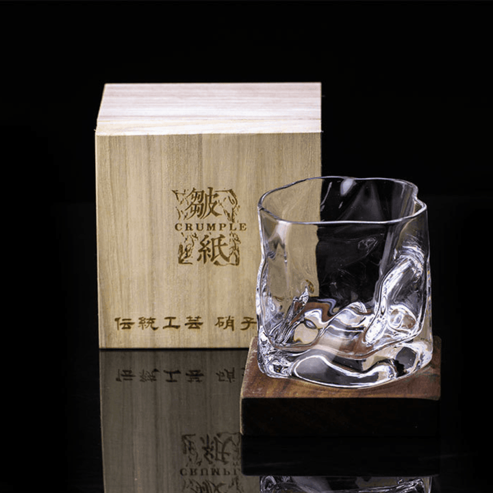 Japońska szklanka do whisky Edo Kiriko o unikalnym designie ze zgniecionej butelki, z grawerowanymi wzorami i nowoczesną estetyką.