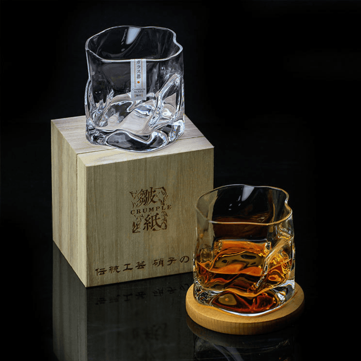 Japońska szklanka do whisky Edo Kiriko o unikalnym designie ze zgniecionej butelki, z grawerowanymi wzorami i nowoczesną estetyką.