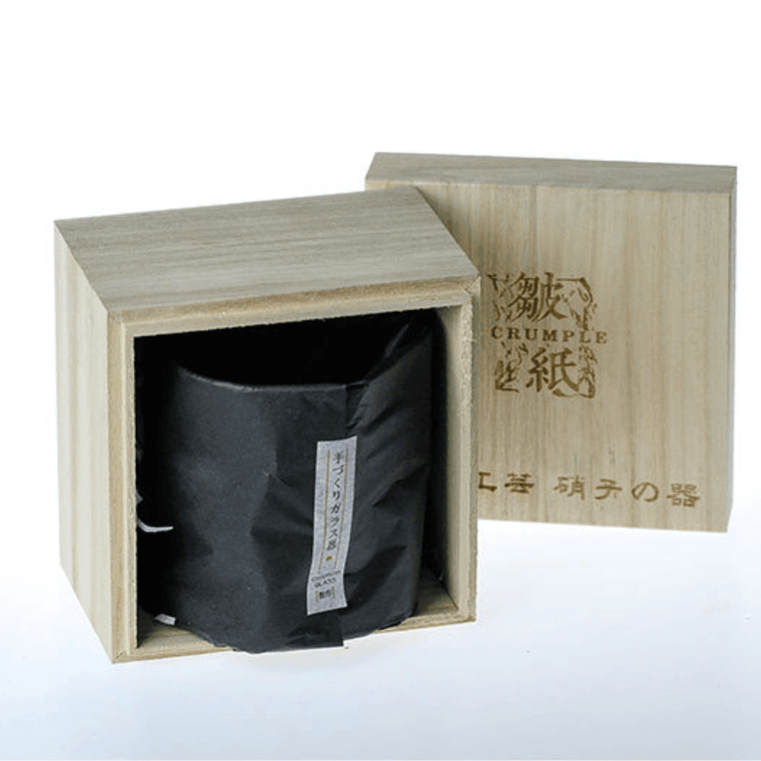 Japońska szklanka do whisky Edo Kiriko o unikalnym designie ze zgniecionej butelki, z grawerowanymi wzorami i nowoczesną estetyką.