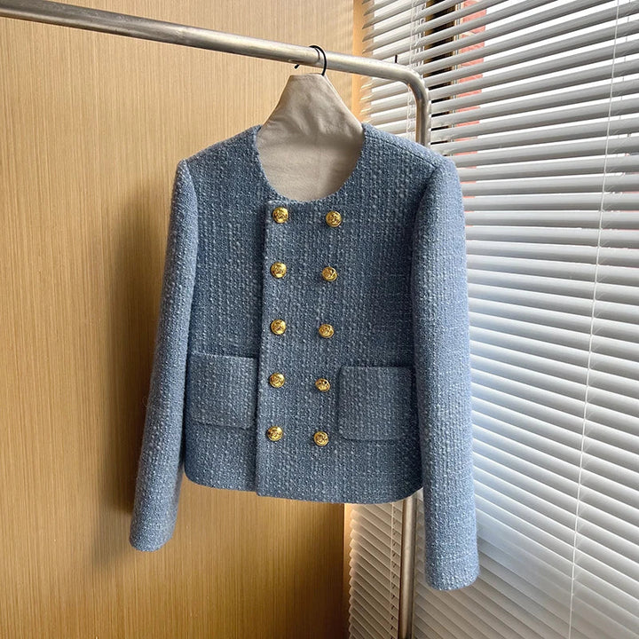 Damski blazer tweedowy, elegancki, dwurzędowy, biały. Szykowny i ponadczasowy styl dla wyrafinowanego wyglądu.