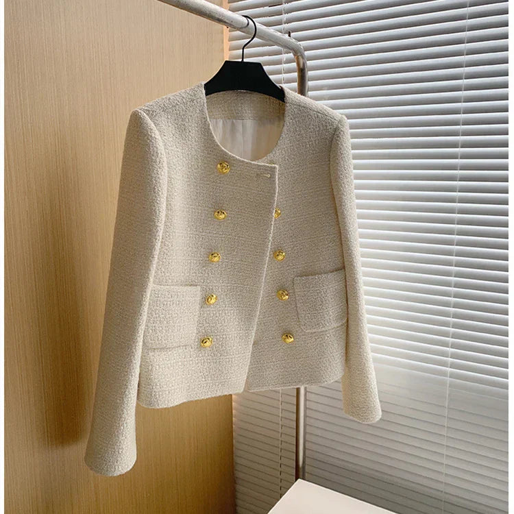 Damski blazer tweedowy, elegancki, dwurzędowy, biały. Szykowny i ponadczasowy styl dla wyrafinowanego wyglądu.