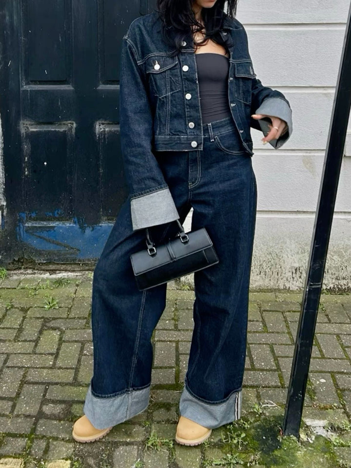 Damska krótka kurtka jeansowa z metalowymi guzikami i szerokie jeansy z wysokim stanem.