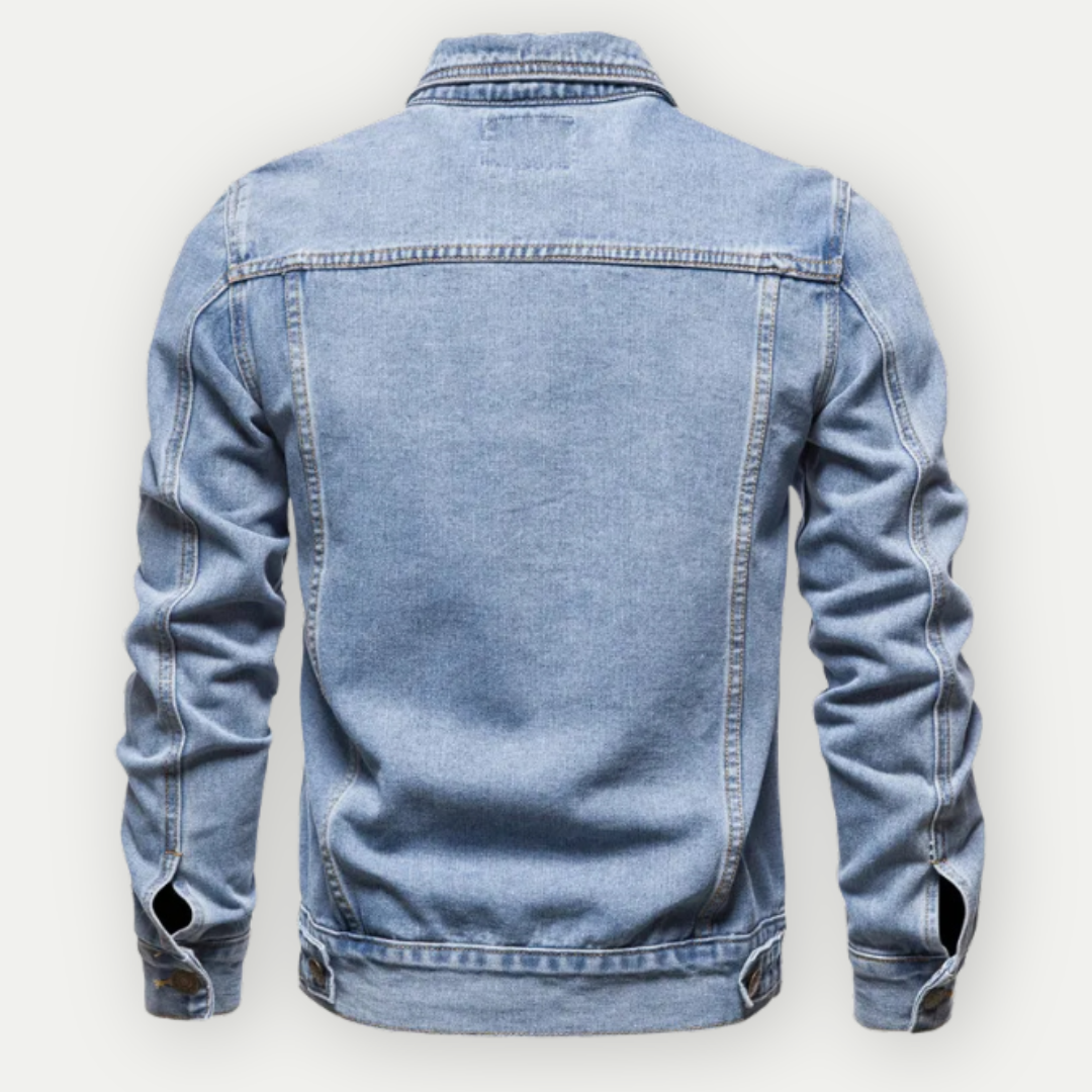 Jeansowa kurtka w jasnym odcieniu denimu, z eleganckim krojem i praktycznymi kieszeniami, tworząca miejski styl.