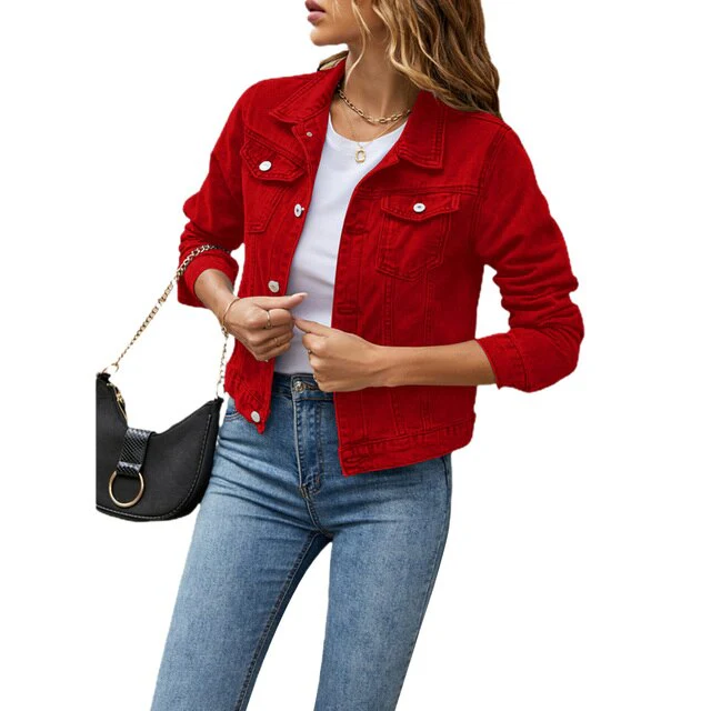 Krótka damska kurtka jeansowa z guzikami, wytrzymały denim, kieszenie na piersi, klasyczny kołnierz, modny wygląd.