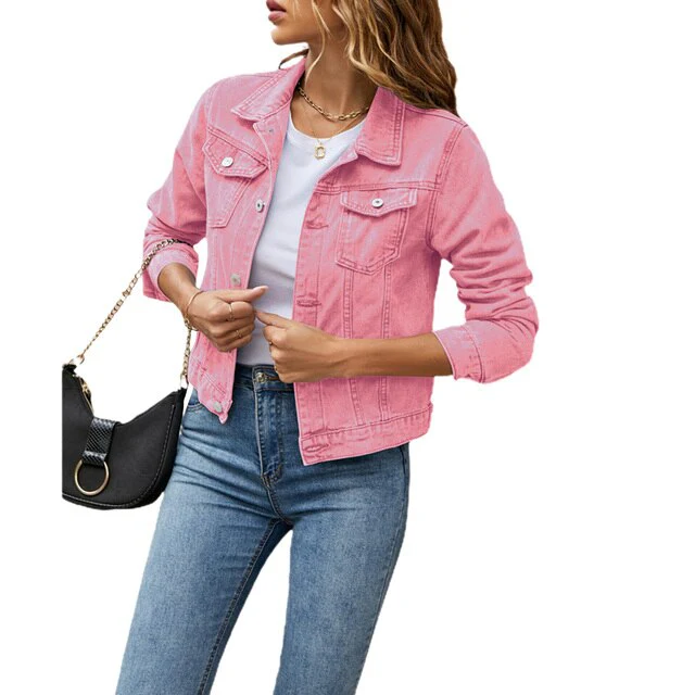 Krótka damska kurtka jeansowa z guzikami, wytrzymały denim, kieszenie na piersi, klasyczny kołnierz, modny wygląd.