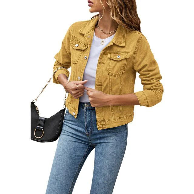 Krótka damska kurtka jeansowa z guzikami, wytrzymały denim, kieszenie na piersi, klasyczny kołnierz, modny wygląd.