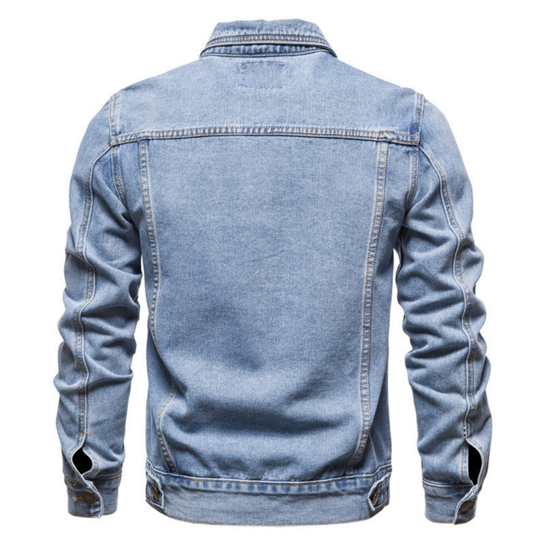 Męska kurtka jeansowa w stylu casual, z kołnierzem, wytrzymałym niebieskim materiałem i praktycznymi kieszeniami na piersi, widok z przodu.
