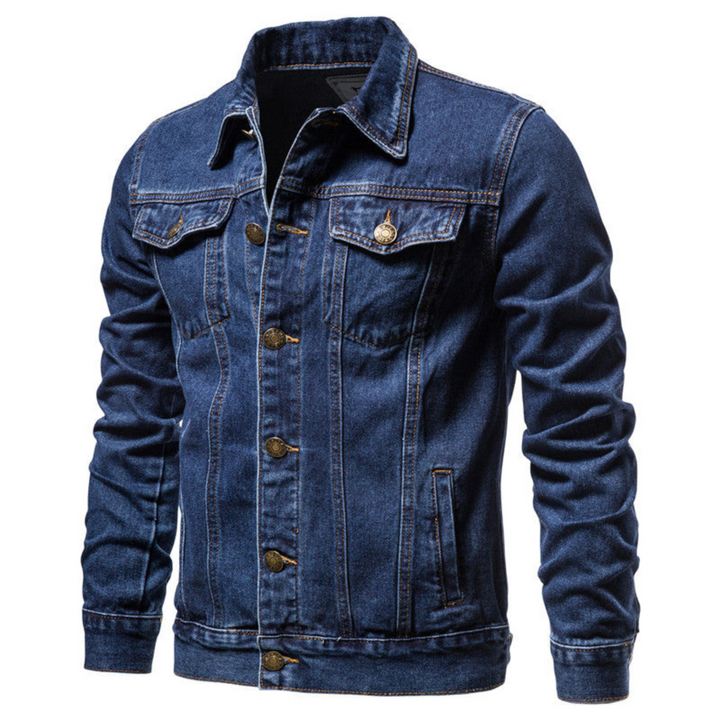 Męska kurtka jeansowa w stylu casual, z kołnierzem, wytrzymałym niebieskim materiałem i praktycznymi kieszeniami na piersi, widok z przodu.