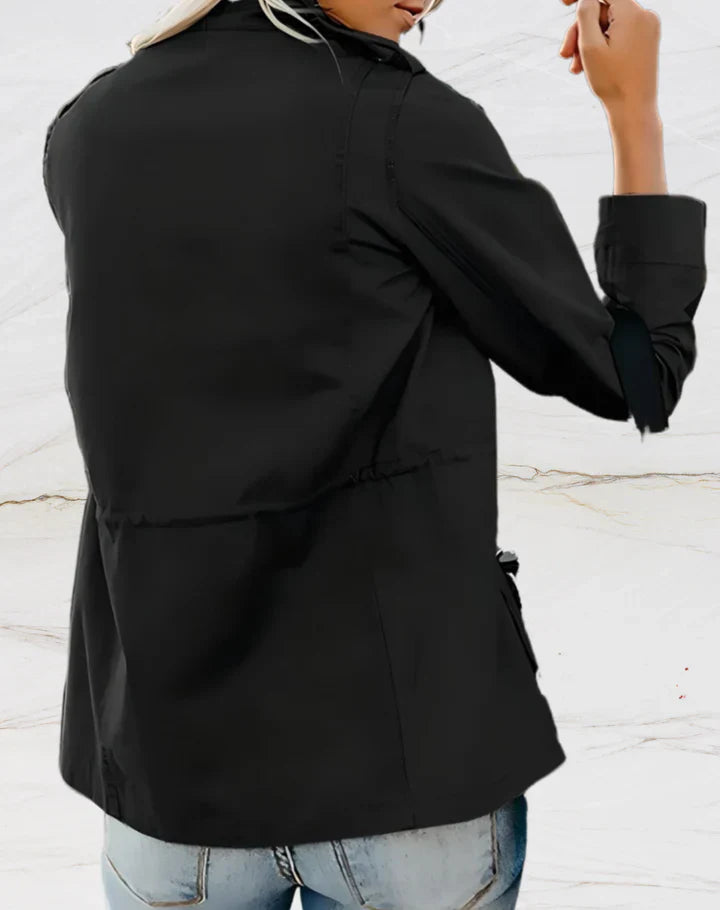 Elegancka kurtka damska Nora, długi rękaw, cztery kieszenie, elegancki i praktyczny design, czarny kolor, współczesny styl.