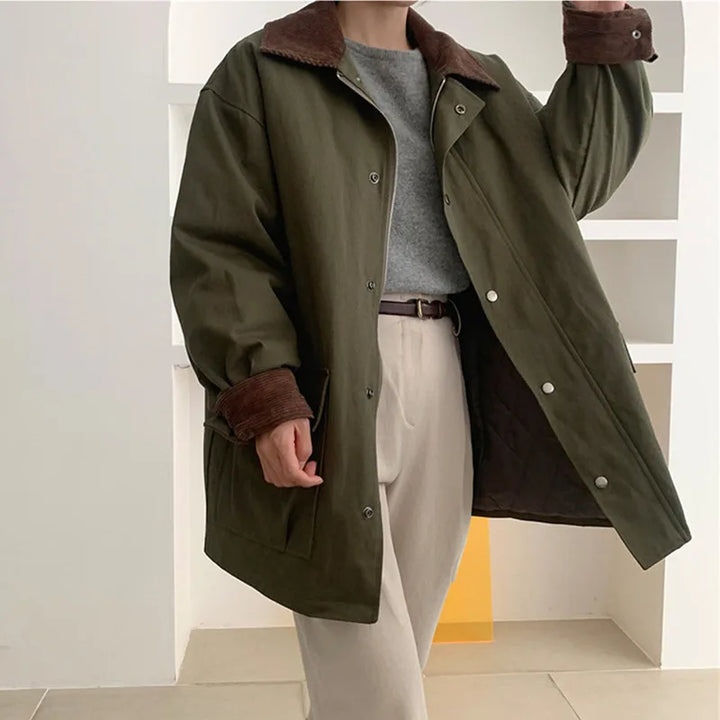 Detale damskiej kurtki vintage ze sztruksu z eleganckim kołnierzem z klapami i kieszeniami z patkami.