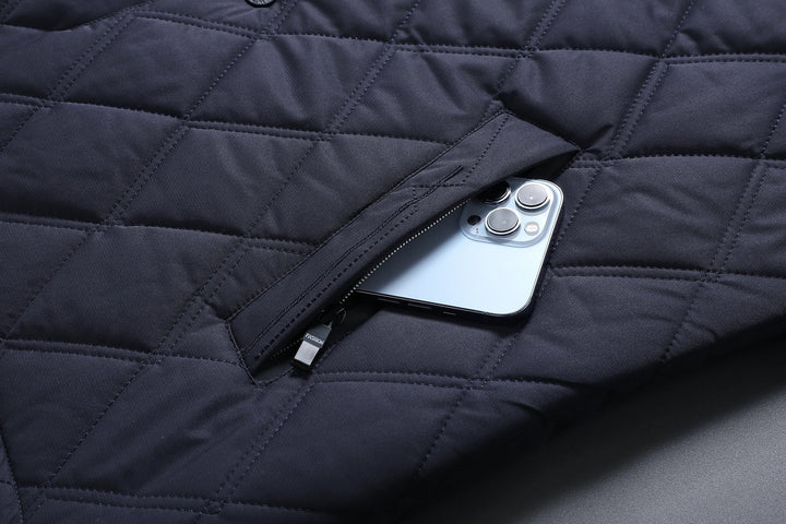 "Veste imperméable homme, matelassée chic, coupe intemporelle, couleur sombre, pour transition saison froide"