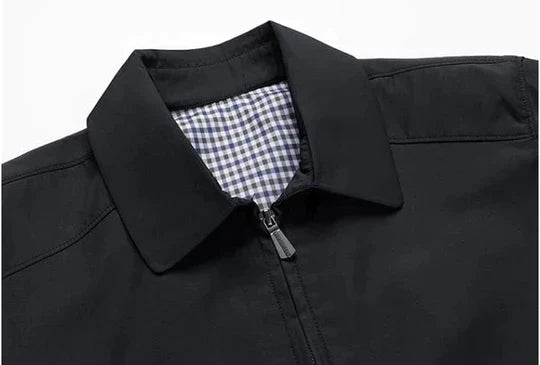 Męska luksusowa lekka kurtka, dopasowana sylwetka, czyste linie, elegancja i komfort, idealna zarówno do stylizacji formalnych, jak i codziennych.