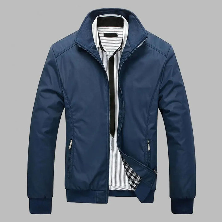Elegancka damska kurtka slim-fit w kolorze niebieskim, taliowana, o miękkiej teksturze, idealna na letnie, wyrafinowane stylizacje. Zapewnia komfort i styl.