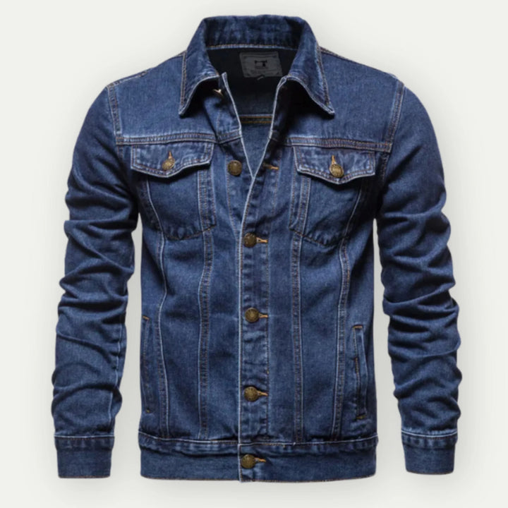 Męska kurtka jeansowa typu trucker, klasyczny krój, regulowane mankiety, kolor niebieski, elegancka i wytrzymała do miejskiego stylu.