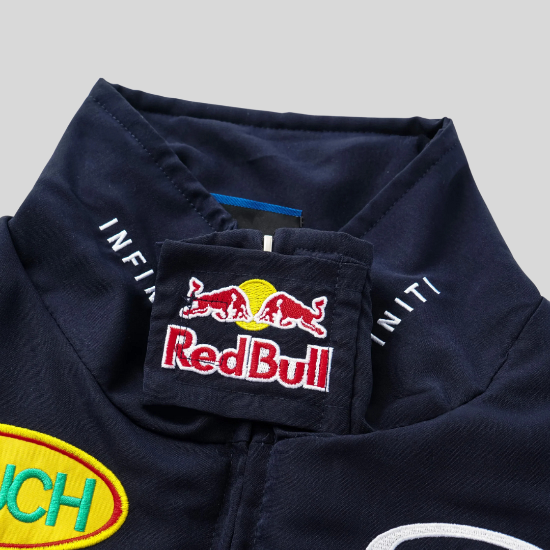 Vintage’owa kurtka F1 z detalami retro, eleganckim i autentycznym designem, dla entuzjastów sportów motorowych.