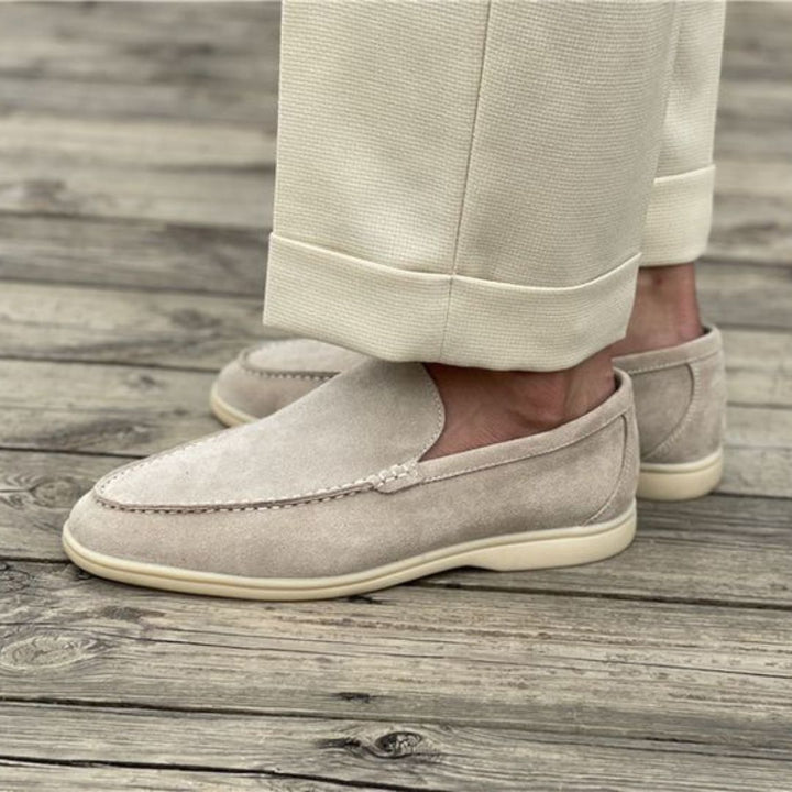 Eleganckie i wygodne mokasyny męskie w kolorze Granatowym, wykonane z najlepszych materiałów, z wyściełaną podeszwą, zapewniające komfort i styl.