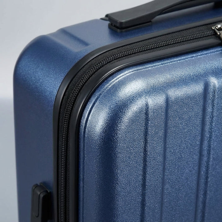 Elegancka walizka kabinowa unisex Slimport z szybkim dostępem do elektroniki, komfortowa w podróży służbowej.