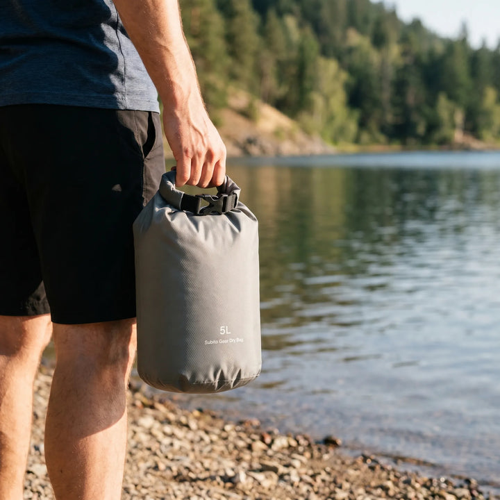 Wodoszczelny worek Dry Bag z rolltopem, idealny na sprzęt outdoor i wodne przygody. Ochrona przed wodą.